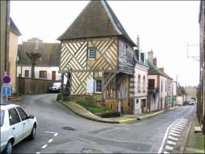 La ville de Mondoubleau où vous pourrez admirer une bien jolie maison à pans de bois est située dans :