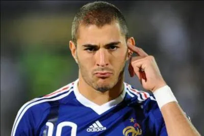 Quel âge Benzema avait-il en entrant chez les Vikings ?