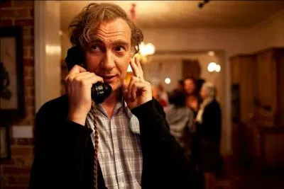 Allo, je vous entends mal ; qui est-ce ? Qu'avez-vous dit ?