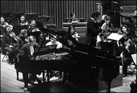 À quel groupe musical appartiennent les musiques sérielles, répétitives et modernes ?