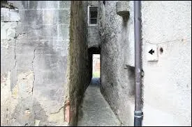 Le mot latin "strictu" a donné ------------.