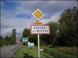 Nous restons en Lorraine et nous entrons dans le village de Fresnes-en-Woëvre. Nous sommes dans le département ...