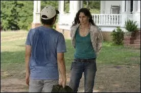 Maggie et Glenn vont en ville chercher de la nourriture. Que demande Lori à Glenn secrètement ?