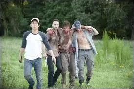 Daryl a repris connaissance, il sort de la forêt. Qui lui tire dessus ?