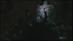 Qui découvre qu'il y a des rôdeurs dans la grange ?