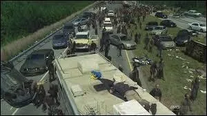 Après, ils se font attaquer par des rôdeurs. Qui s'enfuit parce qu'il a peur ?