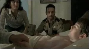 Hershel annonce que Carl a besoin de se faire opérer. Qui se dévoue pour aller chercher le matériel ?