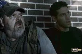 Que leur arrive-t-il quand ils vont en ville pour chercher le matériel ?