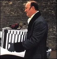 Je suis le majordome de Mme d'Enfer, je m'appelle ?