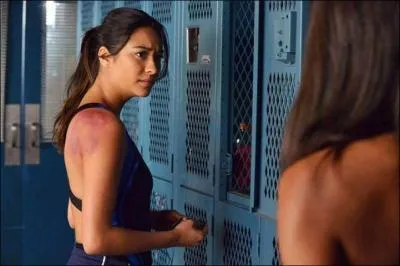 Pourquoi Emily ne peut-elle plus être dans l'équipe de natation dans la saison 4 ?