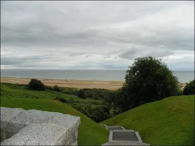 Sur quelle plage le bombardement, fait la nuit précédant le débarquement, a-t-il raté ses cibles ?