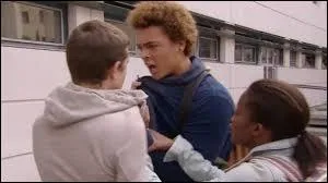 Avec quel lycéen Baptiste passe-t-il son temps à se disputer ?