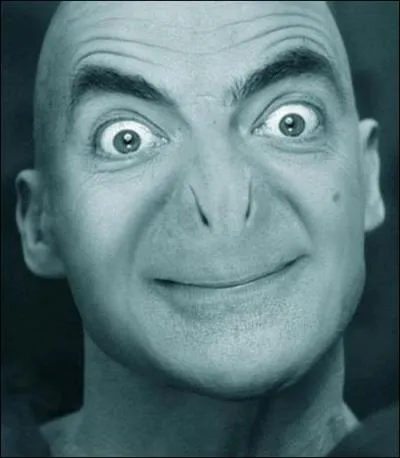 Astuce 3 : l'imposture. Voldemort se glisse dans la peau d'autres célébrités pour augmenter sa popularité. On commencer avec ce personnage britannique interprété par Rowan Atinkson...