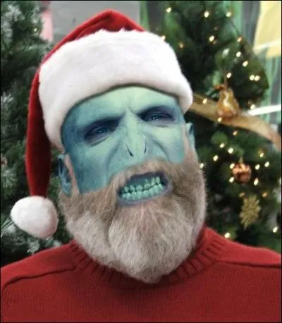 Crise oblige, le papa Noël étant comme tout le monde, il doit faire face à des restrictions budgétaires et licencie à tour de bras... Heureusement que Voldemort est là pour assurer l'intérim ! Par quel moyen se rend-il dans les foyers ?