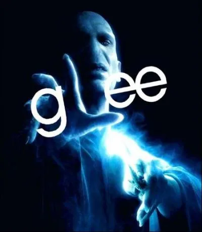Pour un public de teenagers, Voldemort n'hésite pas à faire de la publicité pour Glee, cette série américaine qui est en fait :