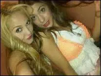 Cette jeune fille était brune avant. Qui est-ce ?