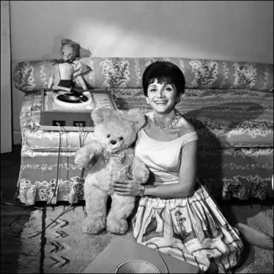 Présentatrice de télévision, elle est née le 30 novembre 1920 à Arras :