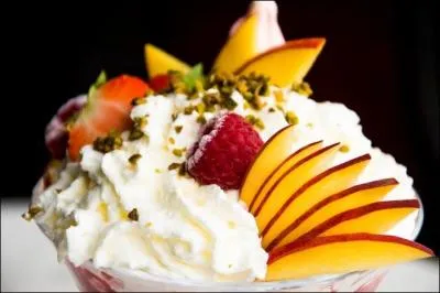 On a donné le nom de Nellie Melba au merveilleux dessert à base de fruit, glace et chantilly. Quelle est la raison de sa célébrité ?