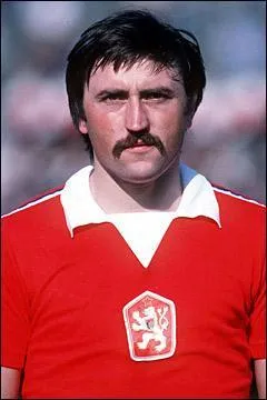 Quelle façon originale de tirer un pénalty Antonín Panenka a-t-il inventée ?