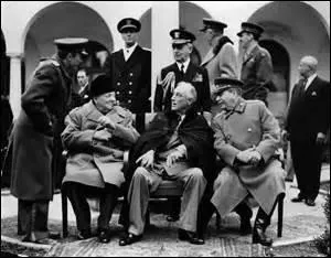 Lors de la conférence de Yalta étaient présents Winston Churchill, Franklin D. Roosevelt et Joseph Staline :