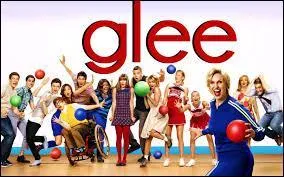Quel chanteur international vient rendre une petite visite au Glee Club lors de la saison 3 ?