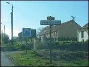 Nous entrons dans Hannescamps, village nord-pas-de-calaisien de l'arrondissement d'Arras. Nous sommes dans le département ...