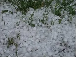 Le grésil forme des grains de glace ne dépassant pas ...