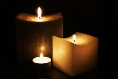 En quelle année est créée la loi laissant la possibilité aux personnes de choisir leur mode de sépulture ainsi que le caractère religieux (ou non religieux) de celle-ci ?