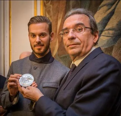 Quel est le nom du monsieur qui est sur la photo avec M. Pokora ?