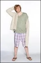 Souvent les cheveux en pétard, il a son style à lui, comment s'appelle-t-il ?