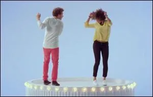 Pour quel produit dansent ces gens ?