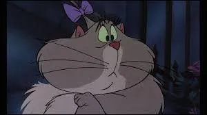 Voici à présent une chatte plutôt enrobée appartenant au méchant Ratigan. Dès que ce dernier agite une cloche, elle arrive. C'est :