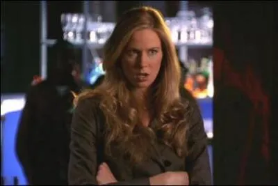 Elle joue une avocate et la petite amie de Booth ; comment s'appelle-t-elle ?