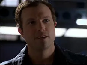 C'est un agent du FBI, il a essayé de tuer Brennan.