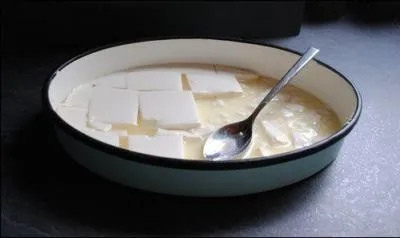 Après ça, on commence à avoir la peau du ventre bien tendue, rien de tel qu'une bonne caillebotte pour faire couler ! A propos, que faut-il rajouter au lait pour qu'il prenne ?