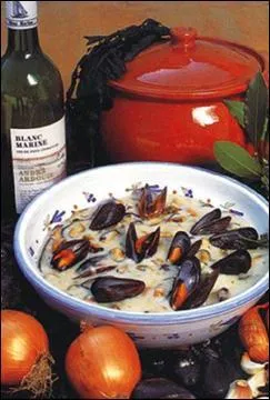 Maintenant, on va donner dans le grand classique : des moules (plus grosses en périodes chaudes, à l'inverse des huîtres). Comment celles-ci sont-elles préparées, mes bons amis ?