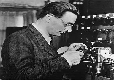 Qui est l'inventeur de la première ébauche de l'ordinateur ?