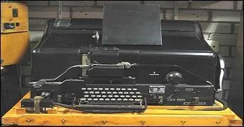 Il envoie des messages écrits par le biais de lignes téléphoniques et fut inventé en 1916 : le -------------.