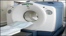 Quel équipement d'analyse bouleversa la radiologie en 1971 ?