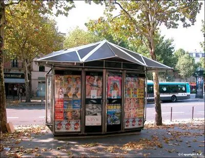 Quel homme a eu l'idée d'installer des kiosques dans les gares pour proposer aux voyageurs des livres en petit format bon marché vers 1863 ?
