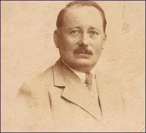 Quand je vous propose : 1902, tablier de protection, Georges Gauthier, c'est bien sûr pour répondre --------.