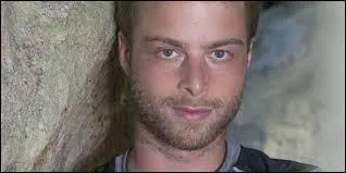 Comment s'appelle ce candidat qui a joué à Koh Lanta 2014 et qui a fini premier sur les poteaux ?