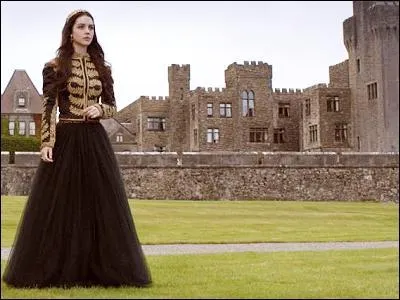 Par rapport au personnage féminin de la question 1, qui doit-elle épouser ?