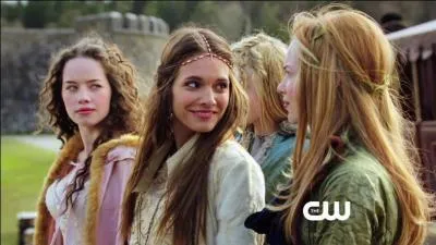 Quels sont les noms de ses dames de compagnies, et combien sont-elles ? (à son arrivée en France, attention ! )