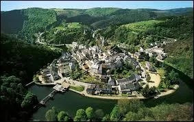 Dans quel pays se situent les régions des Ardennes au nord et des Terres Rouges au sud ?