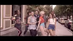 Dans le clip de quel single peut-on voir Shy'm occupée à monter un escalier blanc ?