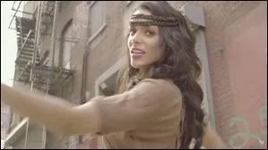 Quelle est la couleur du short de Shy'm dans le clip de "Tourne" ?