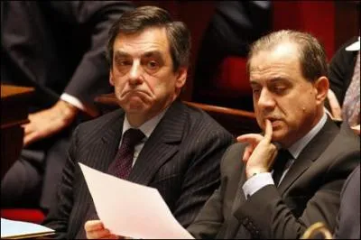 Avant que l'Assemble nationale ne recule, quel texte devait tre vinc au profit du rexamen du projet de loi Hadopi ?