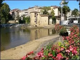 Nous partons à la découverte de Mont-de-Marsan. Surnommée "la ville aux trois rivières", elle se situe dans le département ...