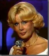 Octobre : Jacqueline Huet était employée comme ''speakerine'' à la télévision française. Quel était son rôle ?